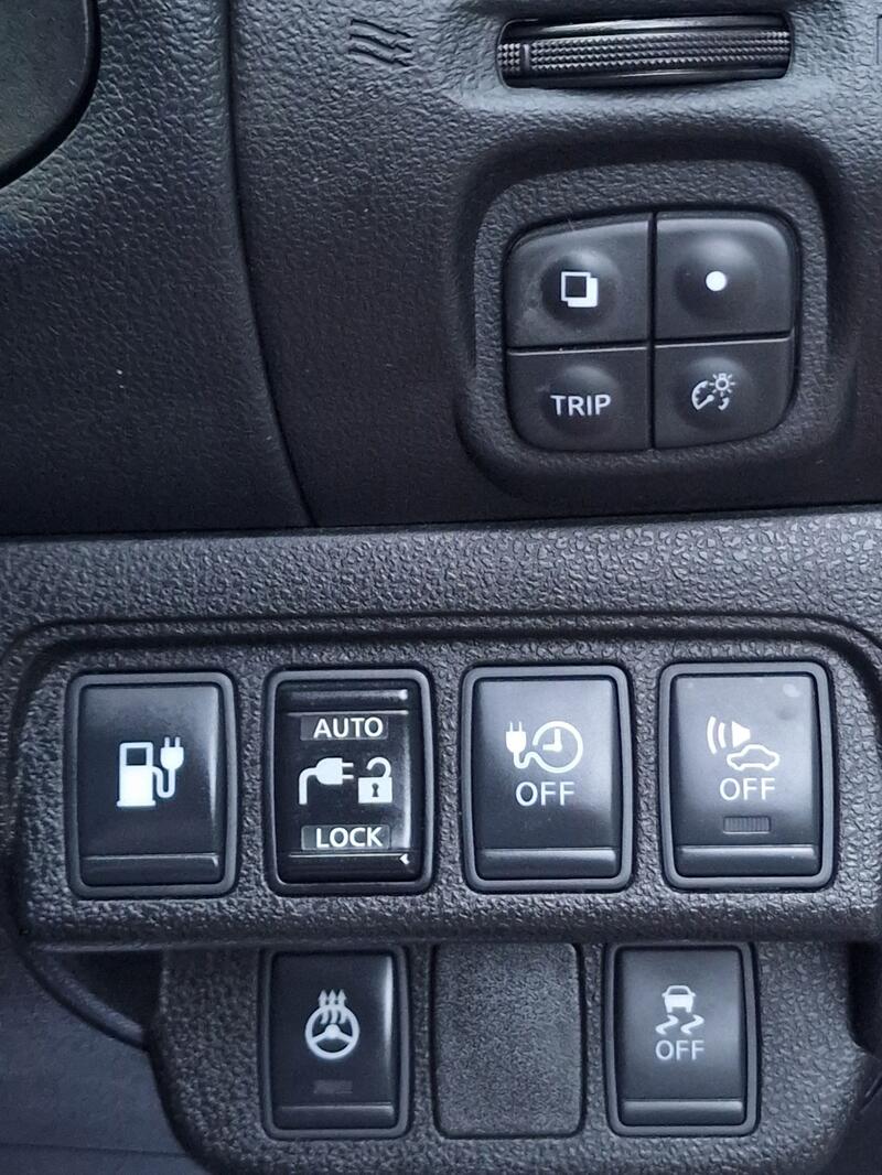 NISSAN LEAF